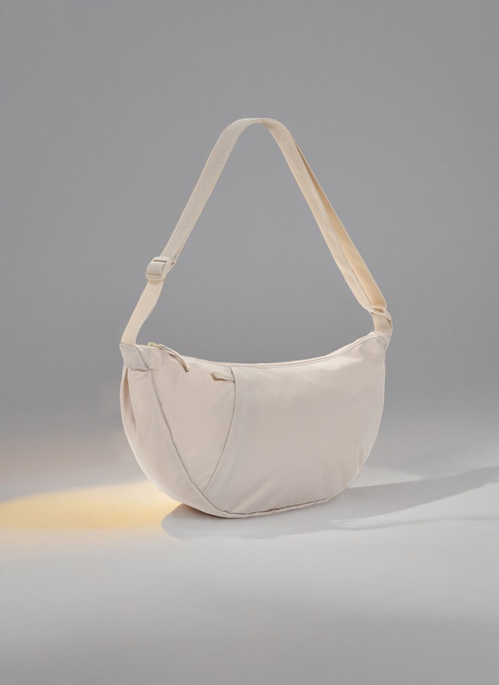 Crescent XL AWARE™ RPET Half-Moon Sling Tasche