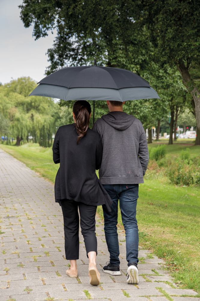 Swiss Peak AWARE™ 23" bis 27" erweiterbarer Regenschirm